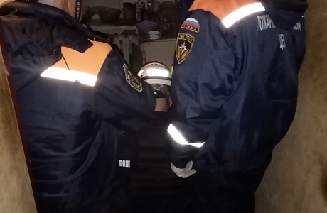 Спасатели извлекли тело из погреба